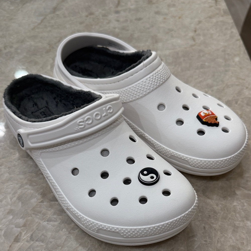 CROCS Mens White Slippers with Fun Charms